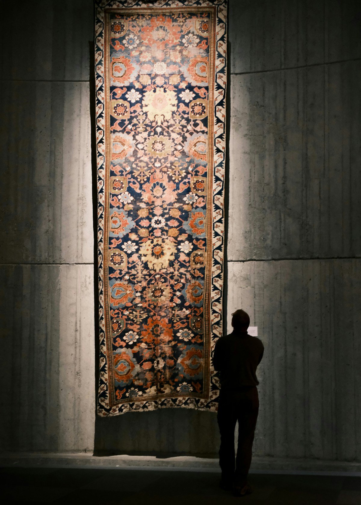 Grand salon lumineux avec un grand tapis contemporain et mobilier design